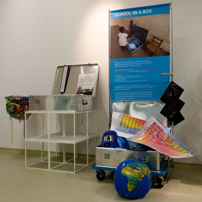 Skólagögn fyrir 40 börn eru í hverjum kassa.