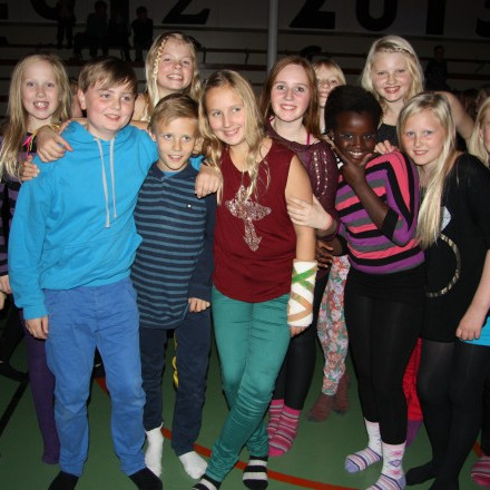 Glaður hópur á diskóteki