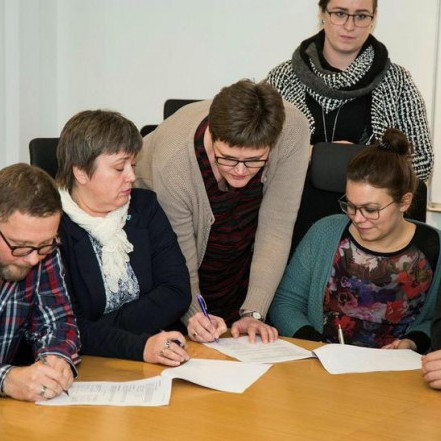 Skrifað undir. Mynd af mbl.is