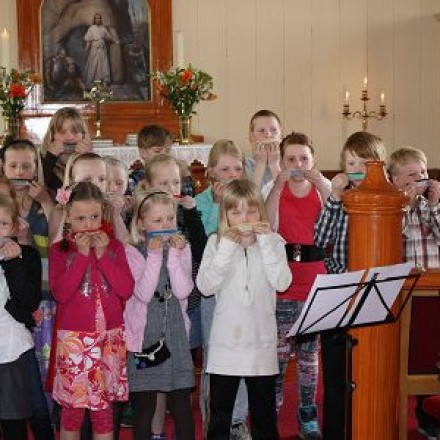 Kórinn syngur í kirkjunni