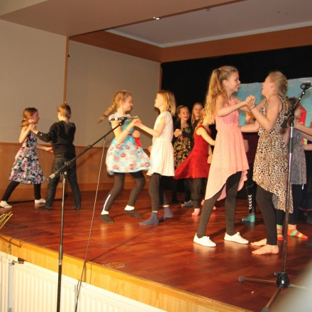 Dansinn dunar í Hlíðarbæ.