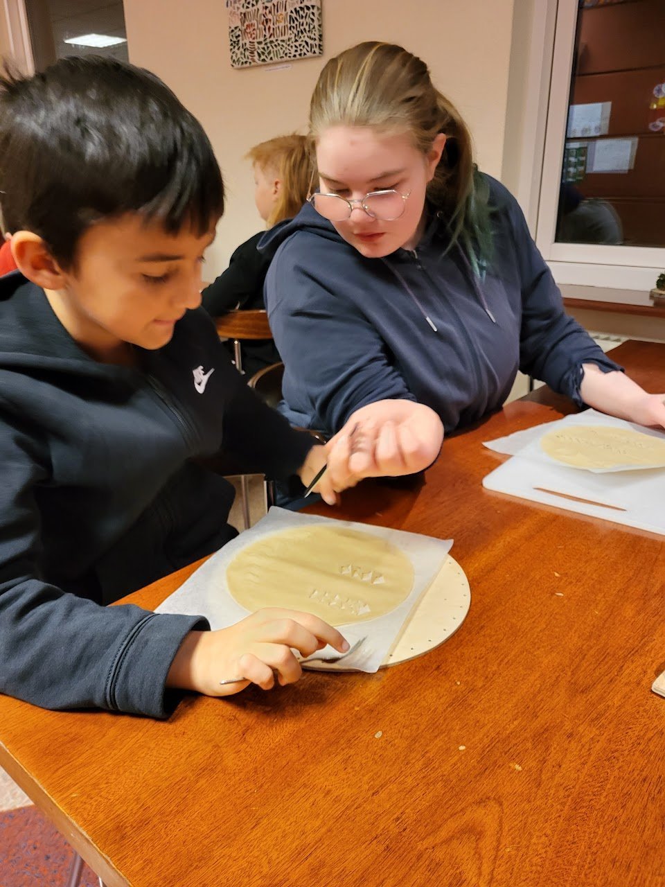 Skólavinir skera út laufabrauð