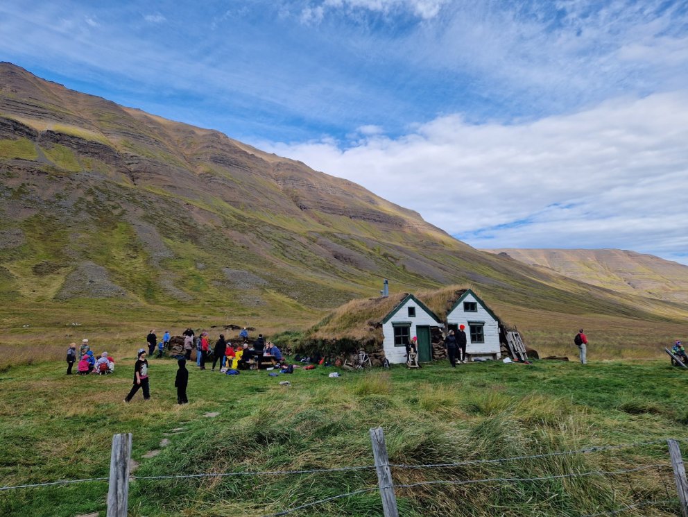 Nemendur og starfsfólk saman komið í Baugaseli