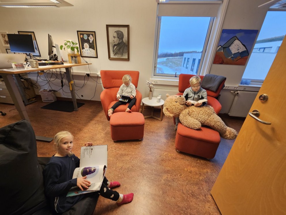 Helga, Eva og Mikael áttu góða stund inn á skrifstofu skólastjóra með bók við hönd