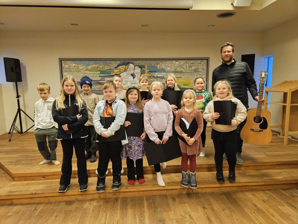 Barnakór Þelamerkurskóla ásamt Heimi kórstjóra.