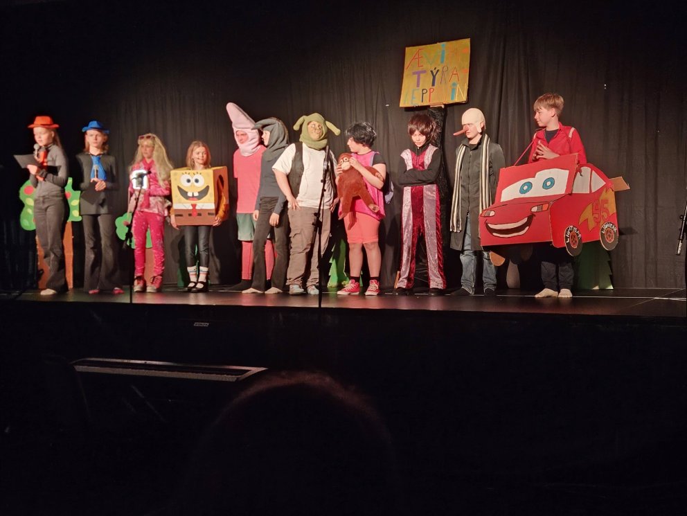 7. og 8. bekkur settu upp frumsamda leikritið Ævintýrakeppnin