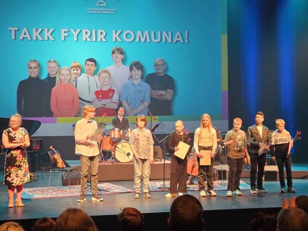 Glæsilegur hópur ungskálda á sviðinu í Hofi að loknum tónleikum