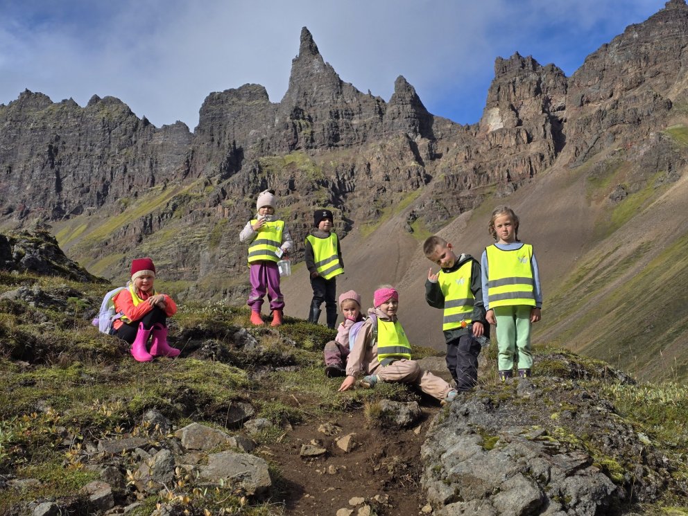 Frétt frá 3. og 4. bekk - Ferðin upp að Hraunsvatni