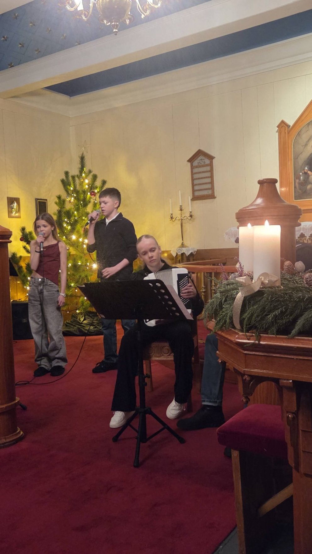 Hátíðarstund í Möðruvallakirkju. Arnsteinn, Ingveldur og Hjördís fluttu lagið Jólahjól.