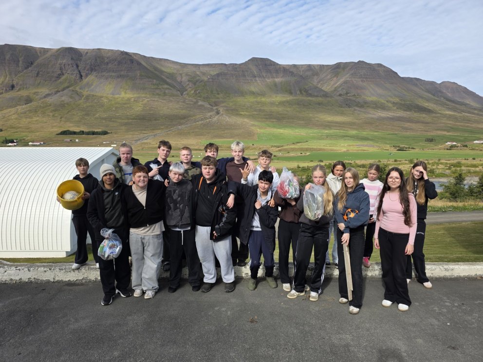 Unglingarnir snyrta skólaumhverfið