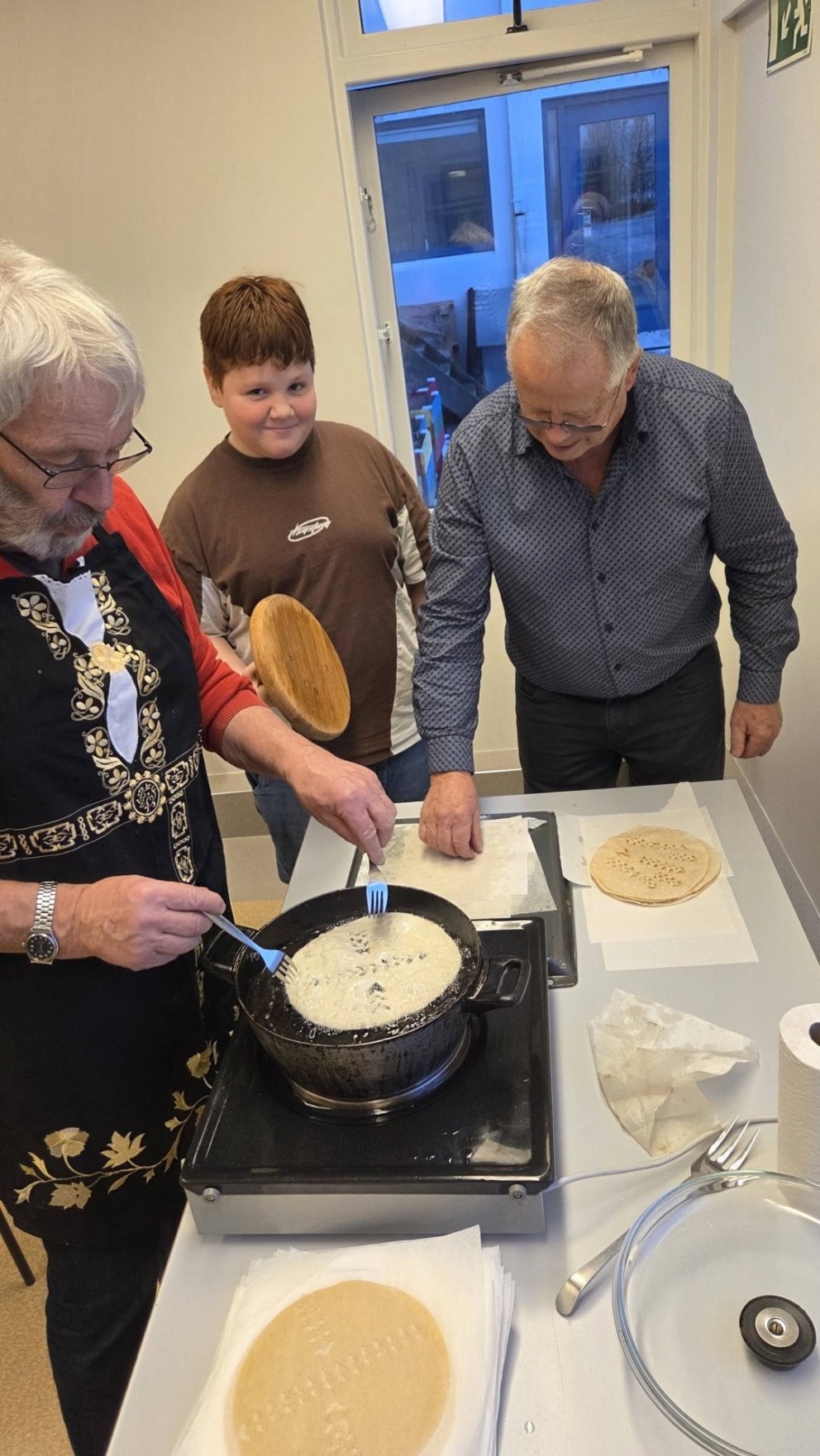 Gísli í Tungu, Árni í Grjótgarði og Míó í 8. bekk voru hressir og kátir í steikingunni.