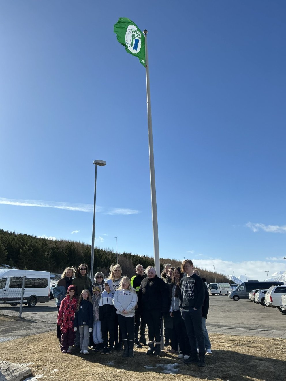 Umhverfisnefndin við afhendingu á Grænfánanum 10. apríl 2026