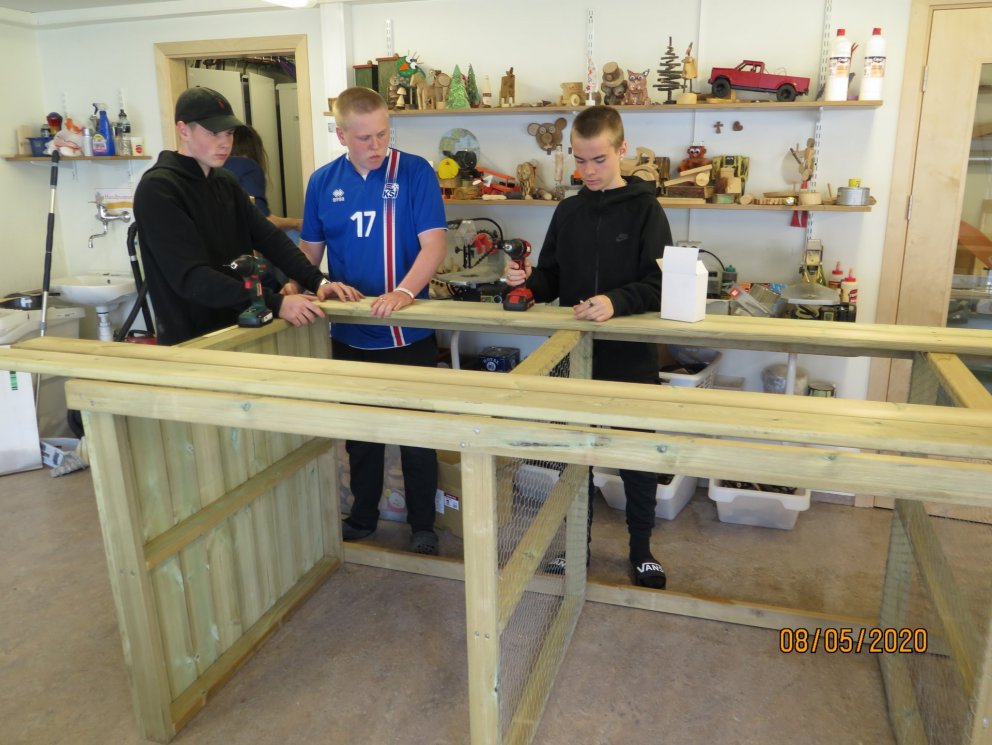 Val hjá 7. - 10. bekk - smíði á moltukassa fyrir skólann