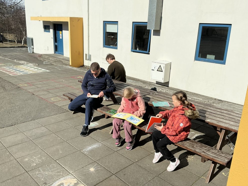 Lesið úti í góða veðrinu