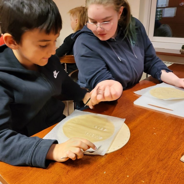 Skólavinir skera út laufabrauð