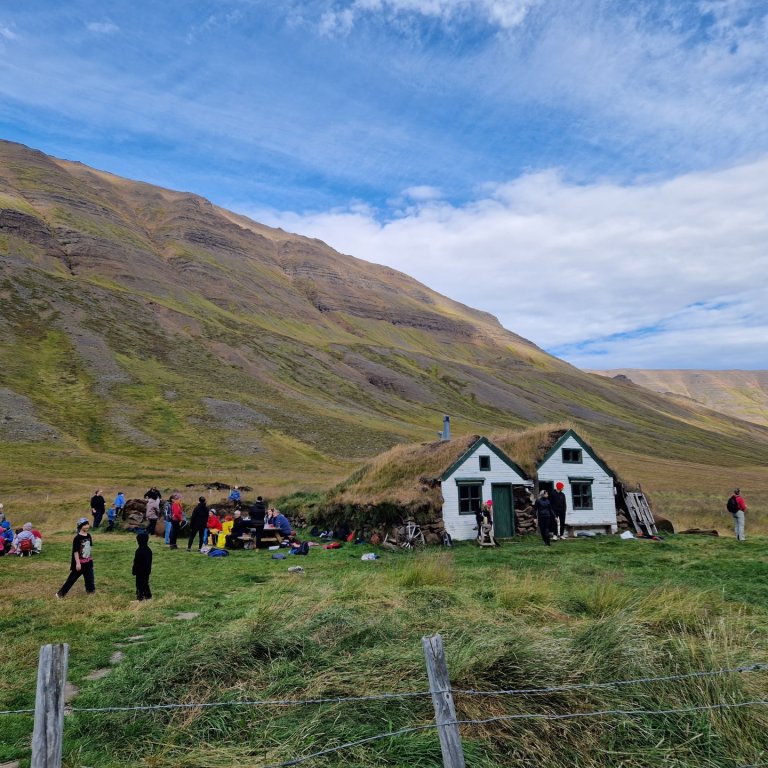 Nemendur og starfsfólk saman komið í Baugaseli