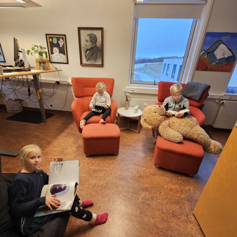Helga, Eva og Mikael áttu góða stund inn á skrifstofu skólastjóra með bók við hönd