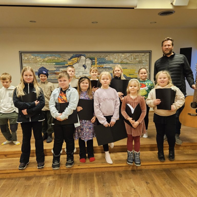 Barnakór Þelamerkurskóla ásamt Heimi kórstjóra.