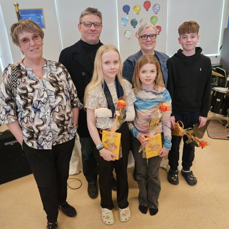 Sigurvegarar ásamt dómnefnd