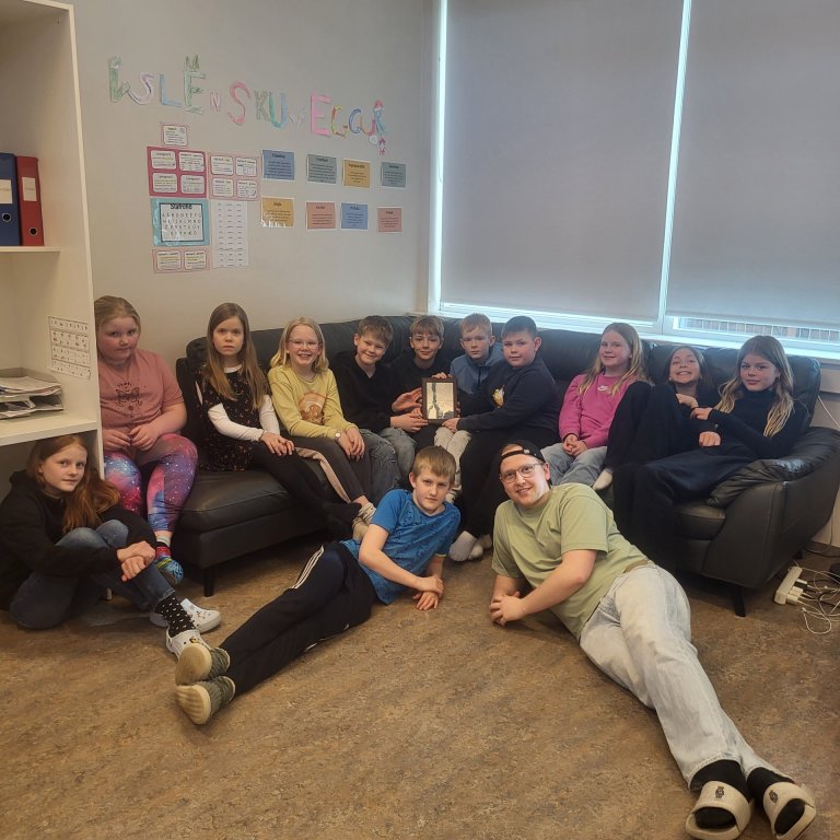 Nemendur í 5. og 6. bekk ásamt Ágústi umsjónarkennara með verðlaunagripinn sem við fengum sem var ál…