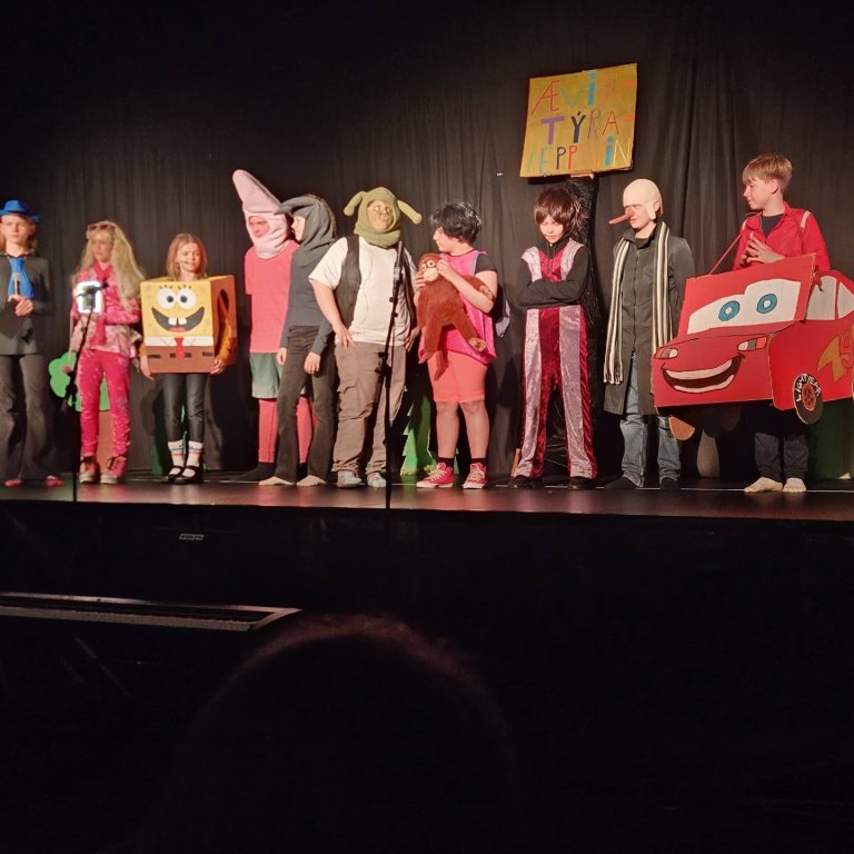 7. og 8. bekkur settu upp frumsamda leikritið Ævintýrakeppnin