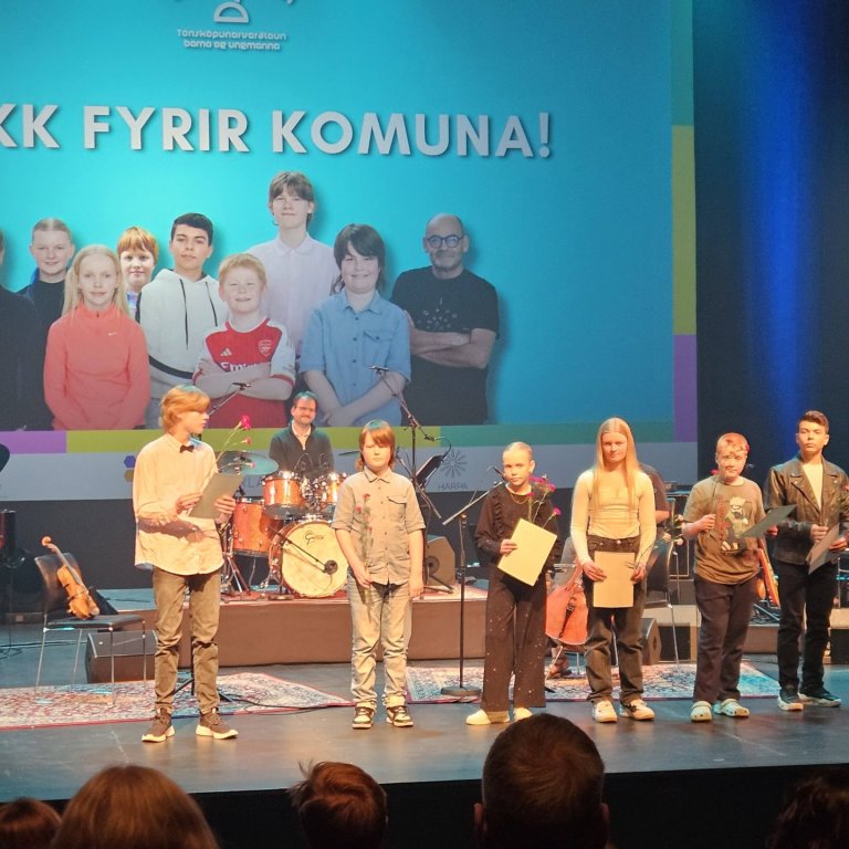 Glæsilegur hópur ungskálda á sviðinu í Hofi að loknum tónleikum