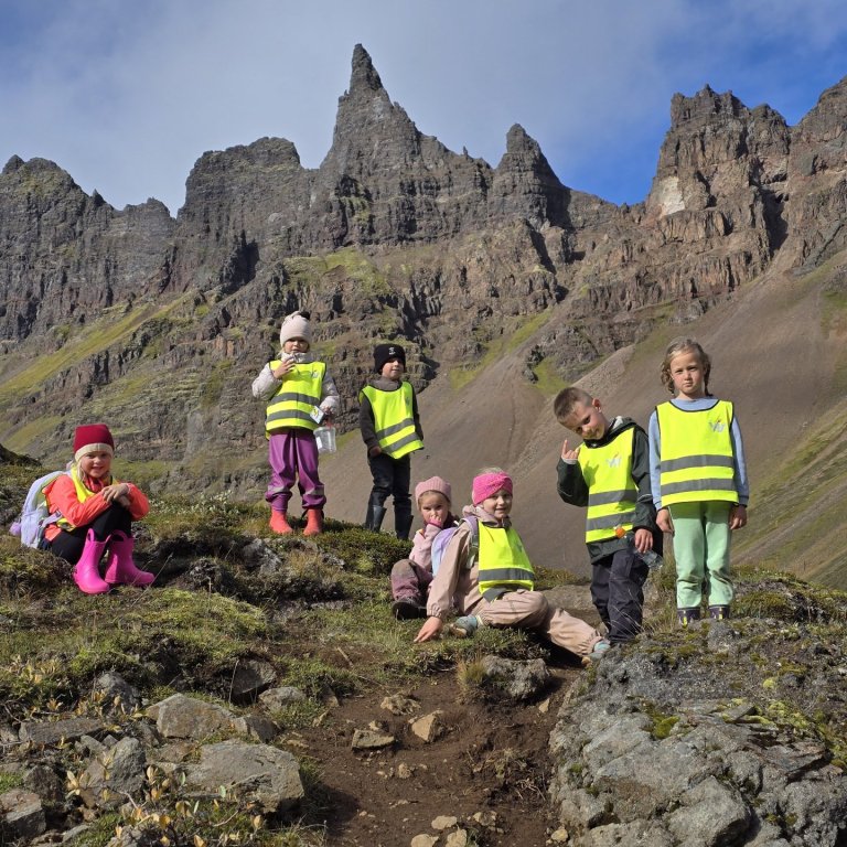 Frétt frá 3. og 4. bekk - Ferðin upp að Hraunsvatni