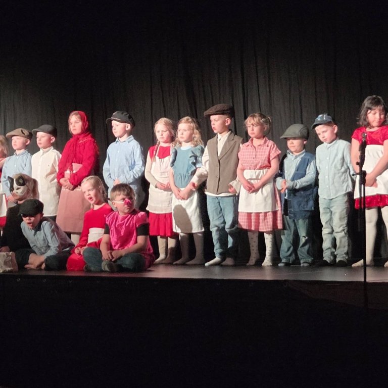 Nemendur 1. - 2. bekkjar settu á svið atriði úr Emil í Kattholti