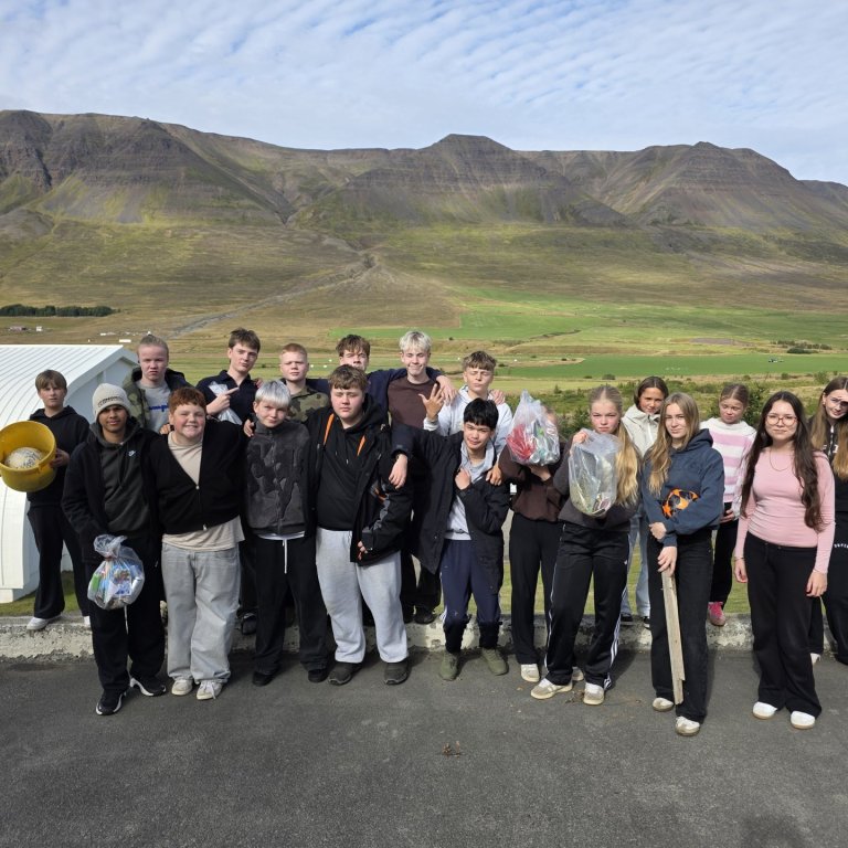 Unglingarnir snyrta skólaumhverfið