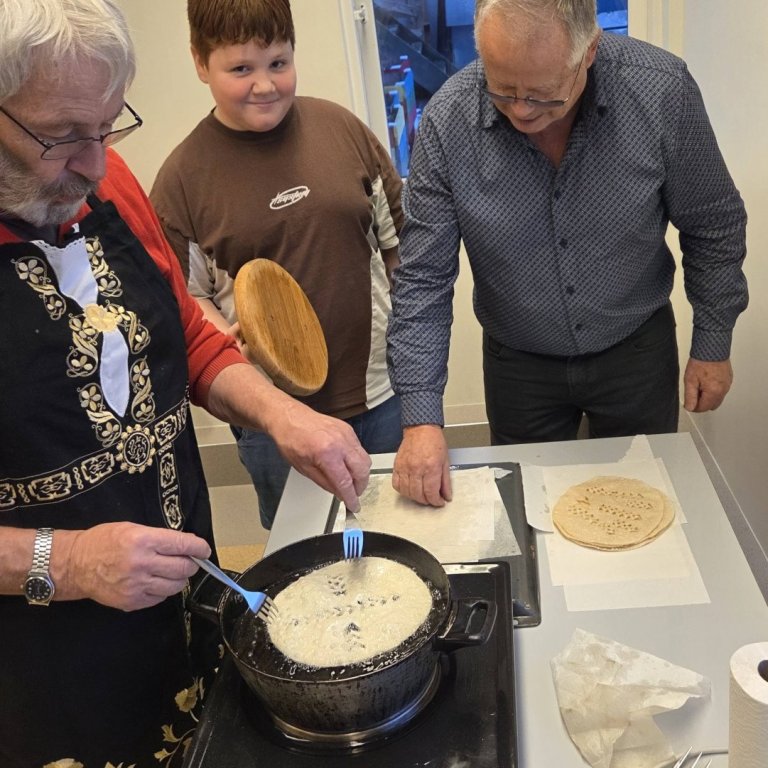 Gísli í Tungu, Árni í Grjótgarði og Míó í 8. bekk voru hressir og kátir í steikingunni.