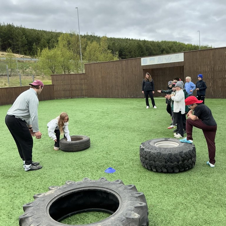 Keppt var í fjölbreyttum greinum, m.a. að velta dekki