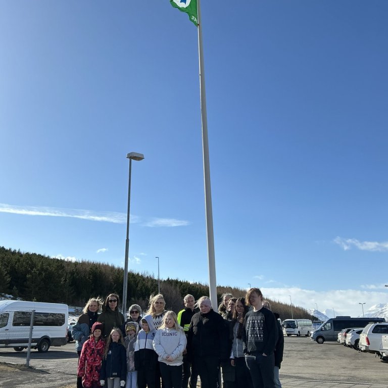 Umhverfisnefndin við afhendingu á Grænfánanum 10. apríl 2026