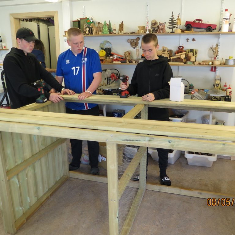 Val hjá 7. - 10. bekk - smíði á moltukassa fyrir skólann
