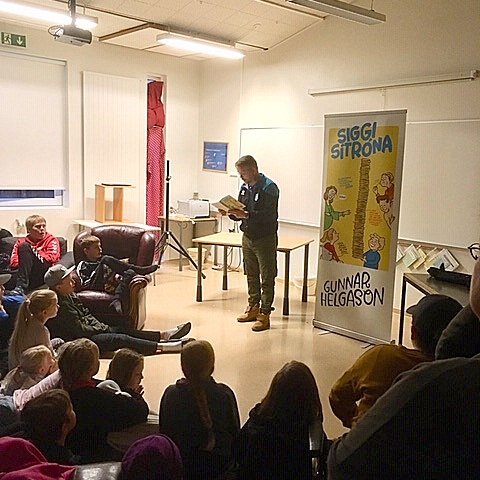 Gunnar Helgason í heimsókn í skólanum