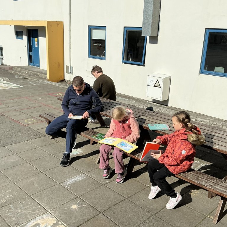 Lesið úti í góða veðrinu