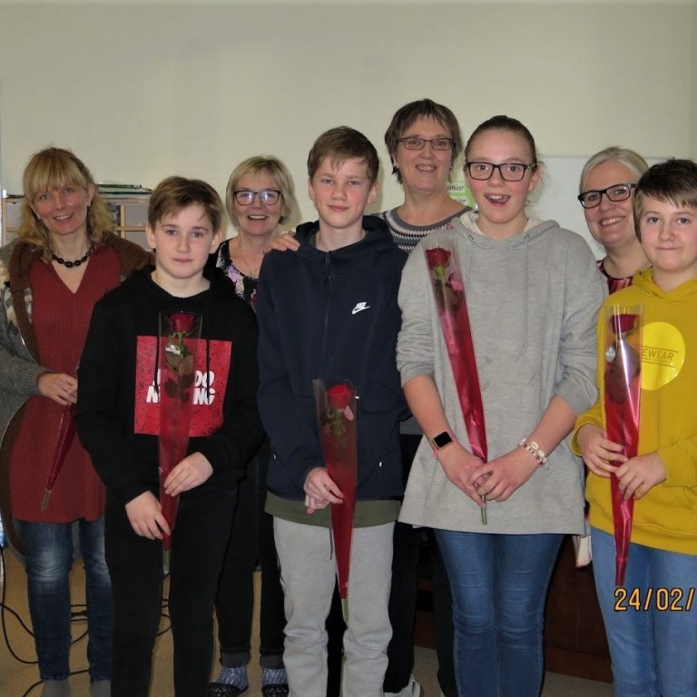 Nemendur 7. bekkjar ásamt dómurum og skólastjóra